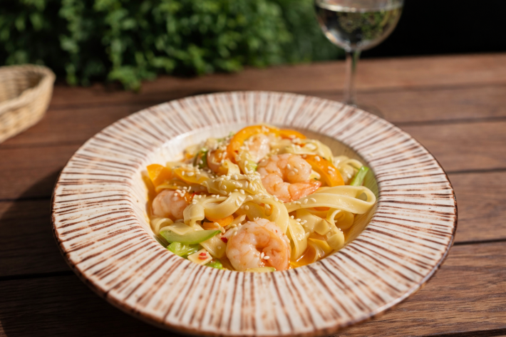 Спагетти с креветками в соусе «Сладкий чили»