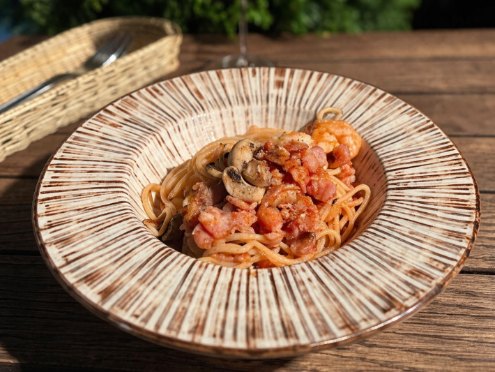 Спагетти с креветками, беконом и грибами