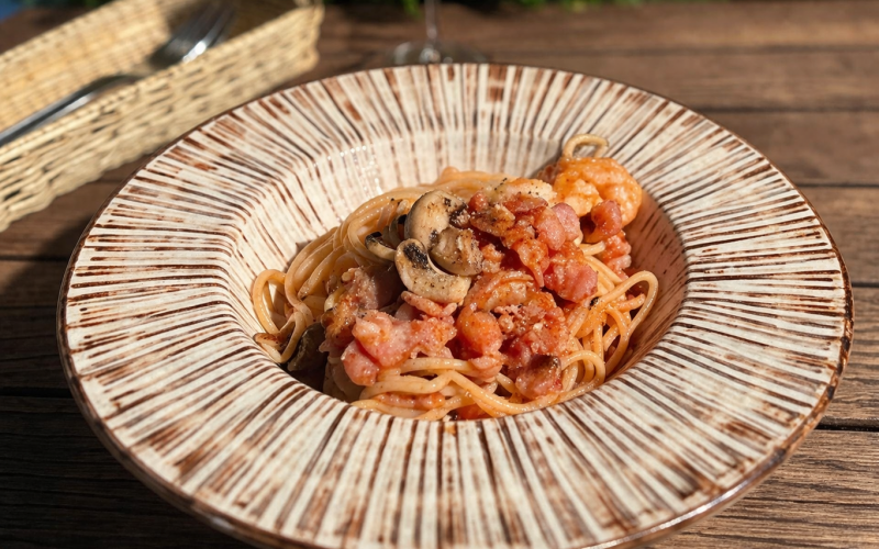Спагетти с креветками, беконом и грибами