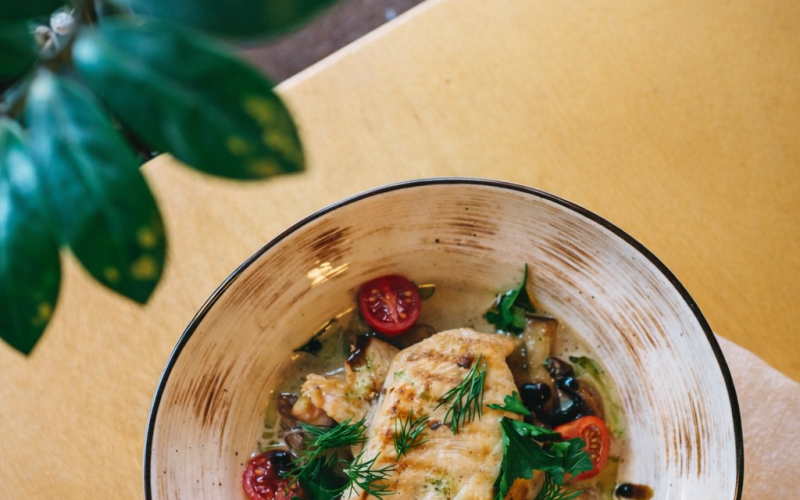 Филе цыпленка в сливочно-грибном соусе