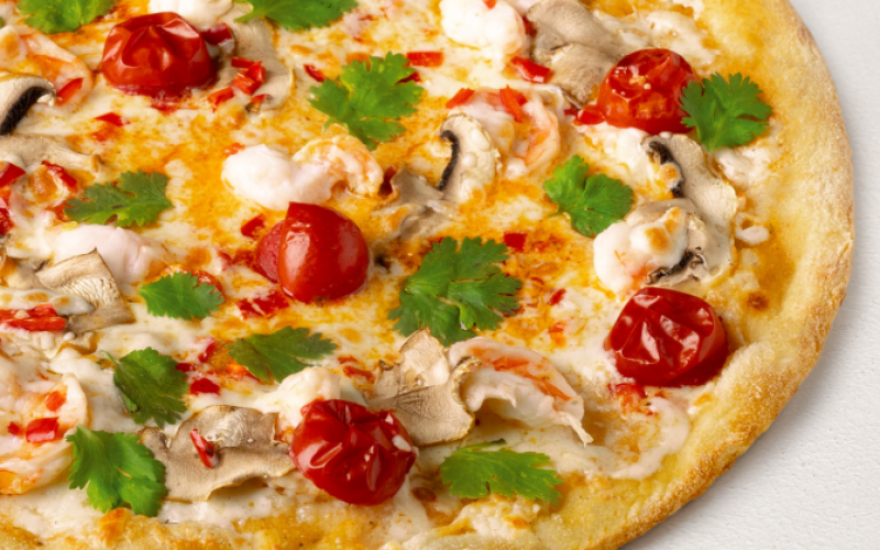 Пицца «Том ям с креветками» на пышном тесте