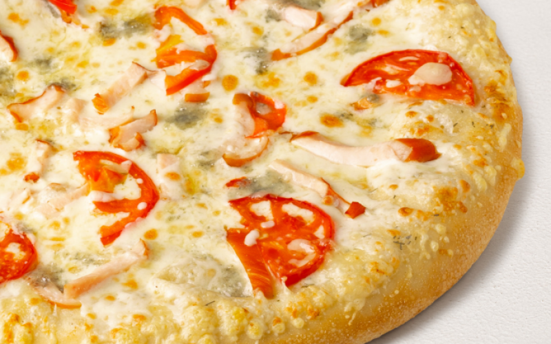 Пицца «Сырная с цыпленком» на тонком тесте