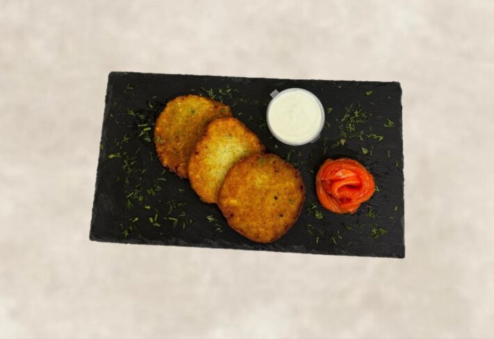 Драники со сметаной и рыбой