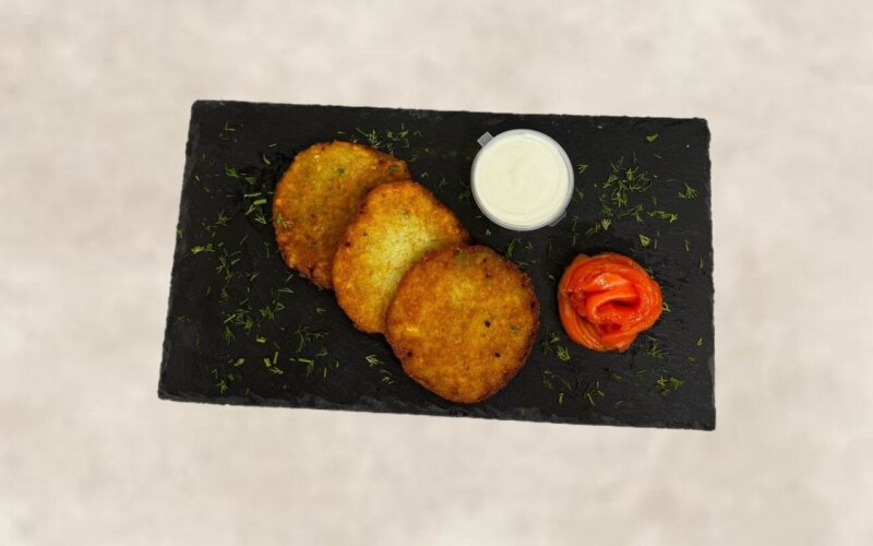 Драники со сметаной и рыбой