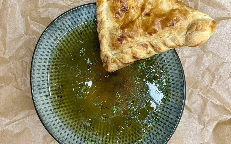 Куриный бульон с домашней самсой с рисом, яйцом и зеленью