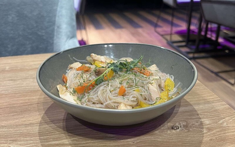 Фунчоза с курицей и овощами