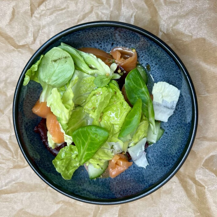 Салат из печеной свеклы с семгой