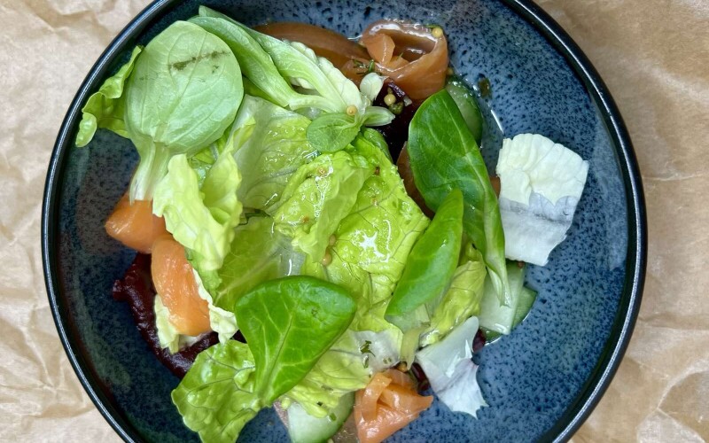 Салат из печеной свеклы с семгой