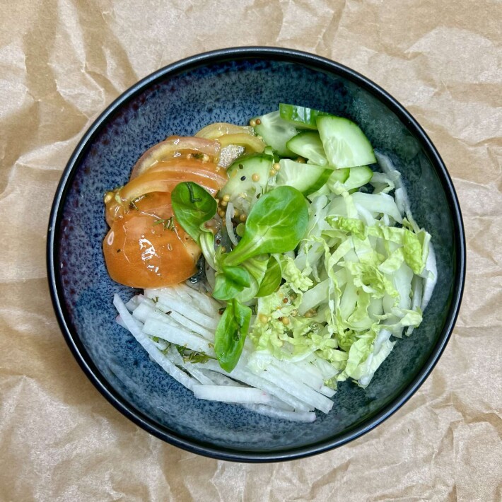 Салат из редиса, капусты, помидоров и огурцов