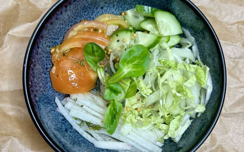 Салат из редиса, капусты, помидоров и огурцов