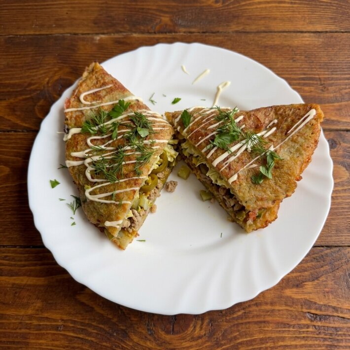 Дранич с колбаской «по-деревенски»