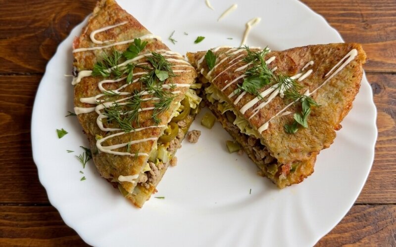 Дранич с колбаской «по-деревенски»