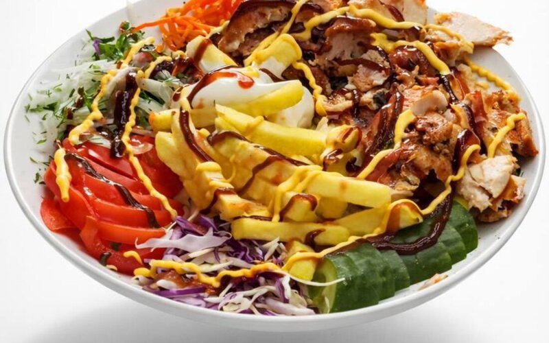 Донер кебаб на тарелке острый