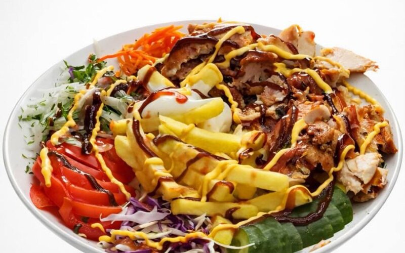 Донер кебаб на тарелке стандарт