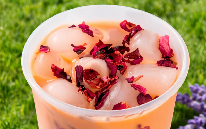 Айс-латте «Роза» с лепестками роз