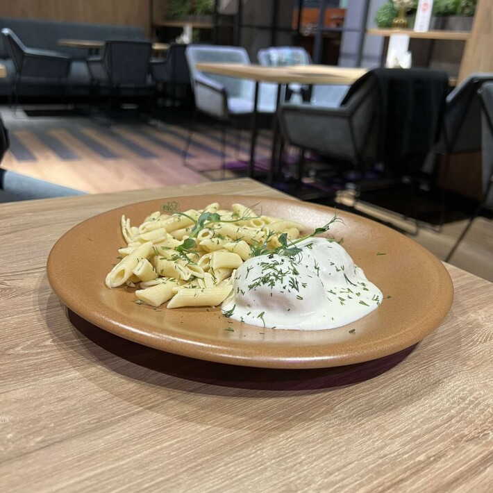 Тефтели «Ежики» со сливочно-сметанным соусом с макаронами «Перья»