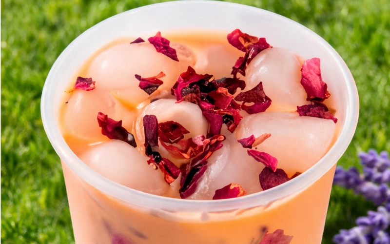 Айс-латте «Роза» с лепестками роз