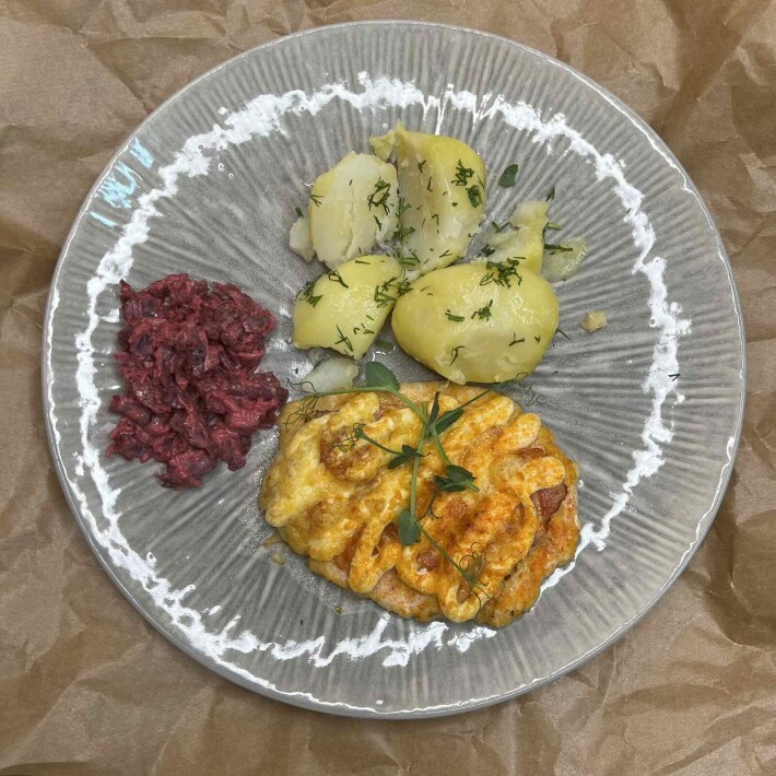 Куриное филе, запеченное с копченой грудинкой и помидорами