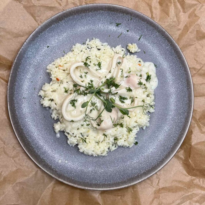 Кальмары в сметанном соусе с луком с рисом отварным