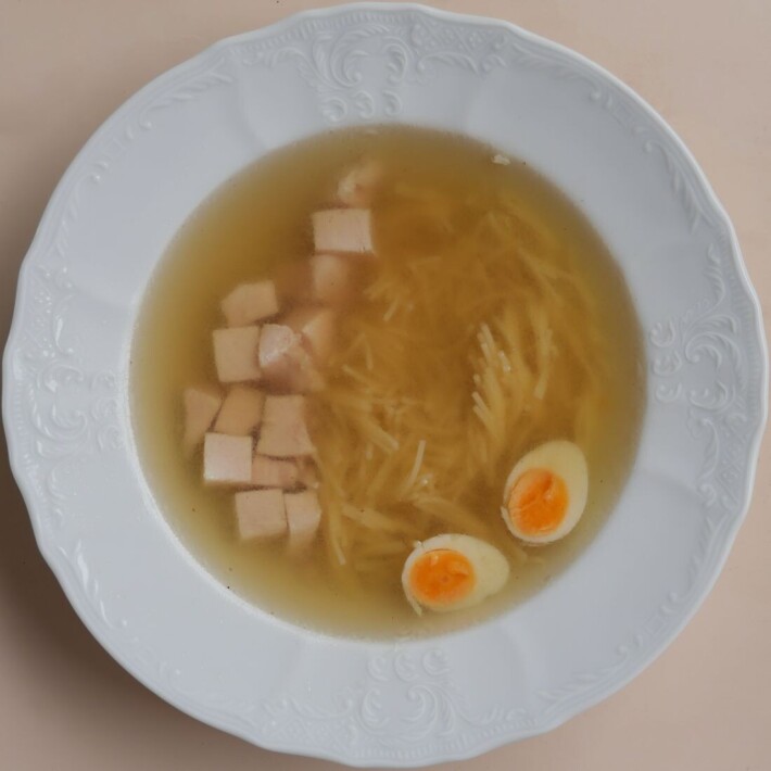 Куриный бульон с лапшой и перепелиным яйцом