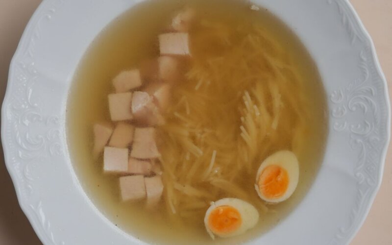 Куриный бульон с лапшой и перепелиным яйцом