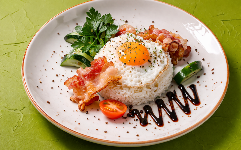 Рис с беконом и яйцом