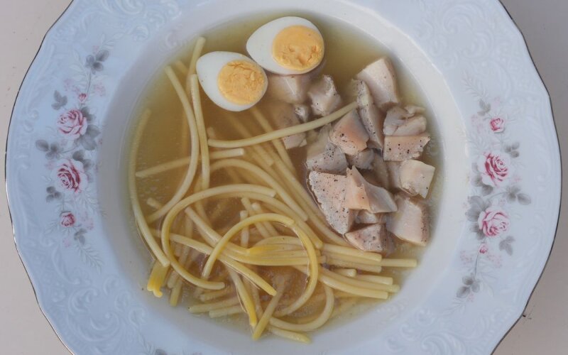 Суп куриный с лапшой и перепелиным яйцом