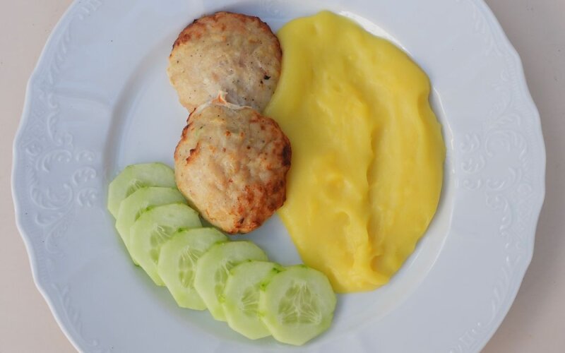 Куриные котлетки с картофельным кремом и свежими овощами