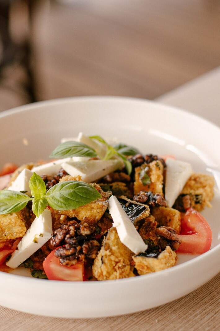 Салат с баклажанами, томатами и фетой