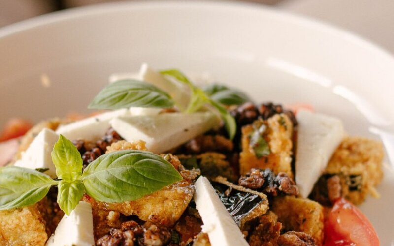 Салат с баклажанами, томатами и фетой