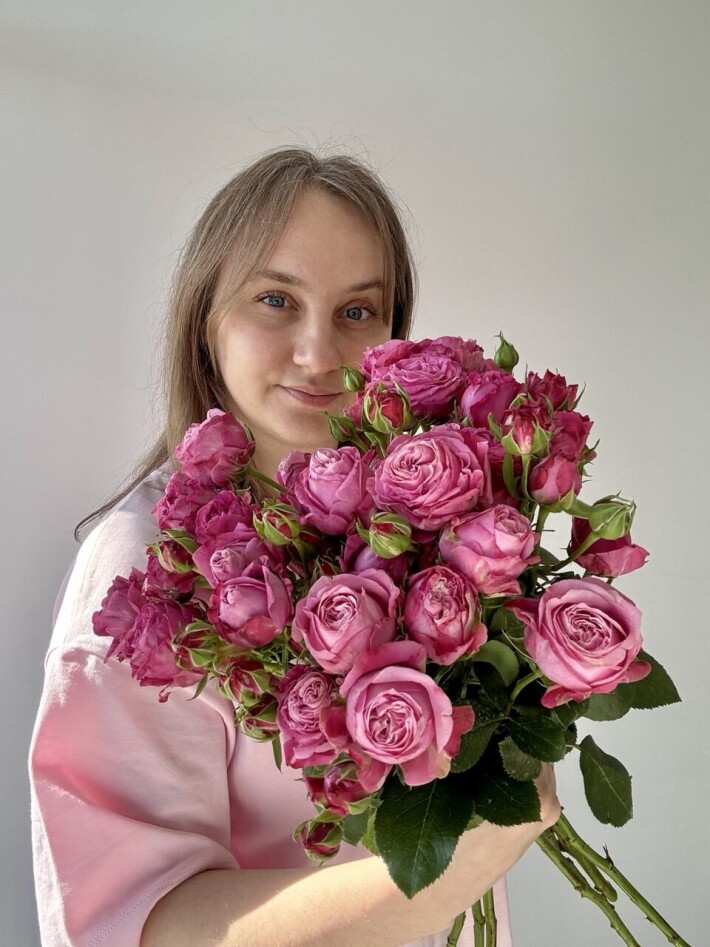 7 веток кустовой розы с лентой атласной