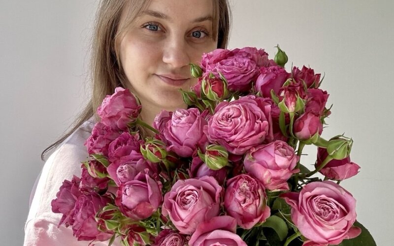 7 веток кустовой розы с лентой атласной