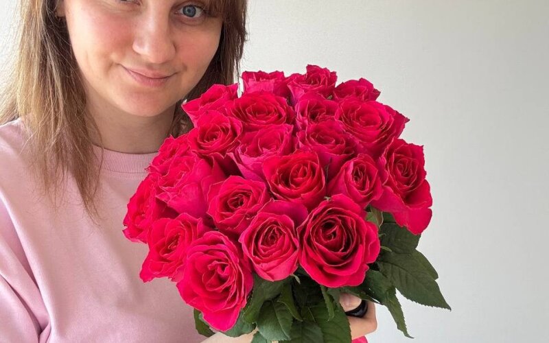 21 малиновая роза 60 см импортная