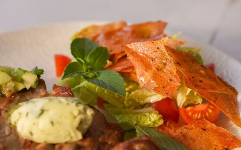 Филе миньон со сливочно-трюфельным соусом и мятым картофелем