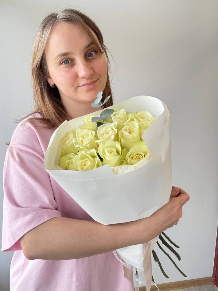 11 белых роз с эвкалиптов в упаковке