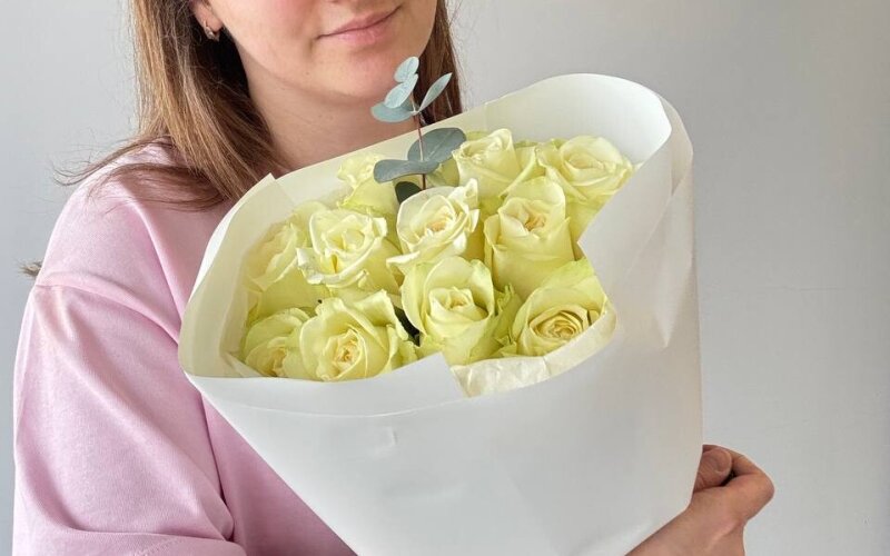 11 белых роз с эвкалиптов в упаковке