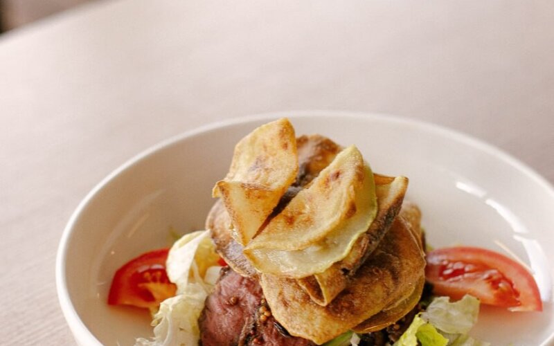 Салат с говядиной и цукини