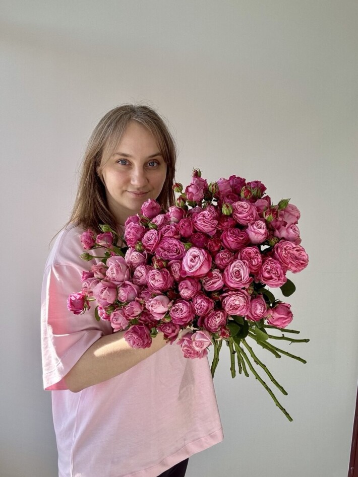 11 веток кустовой розы с лентой атласной