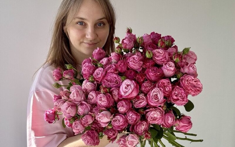 11 веток кустовой розы с лентой атласной