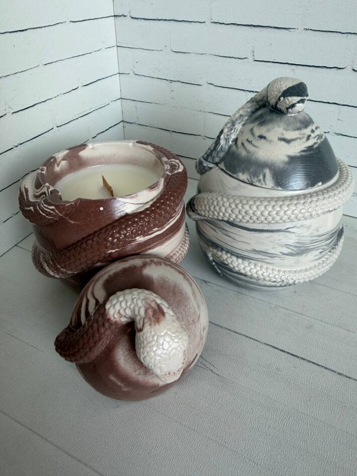 Ароматическая свеча в гипсовом подсвечнике «Змея удачи»