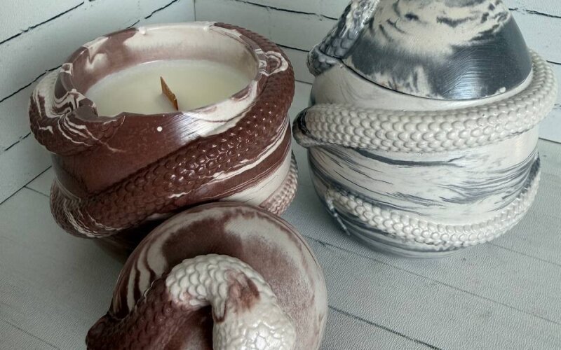 Ароматическая свеча в гипсовом подсвечнике «Змея удачи»