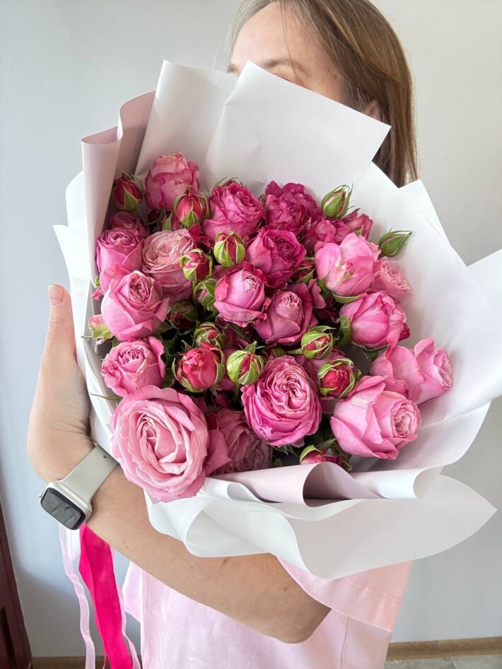 Букет из 5 кустовых роз в упаковке