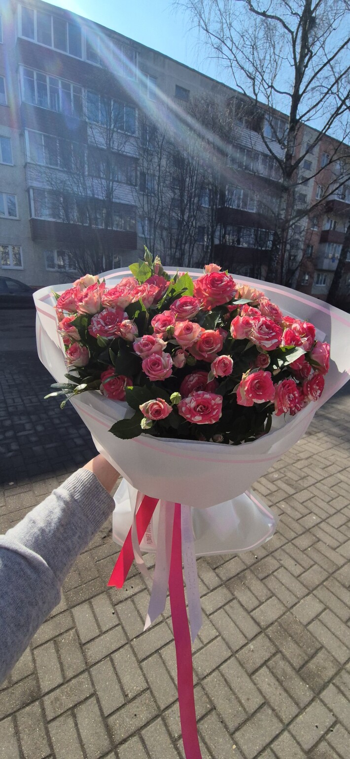 Букет из 11 веток кустовой розы