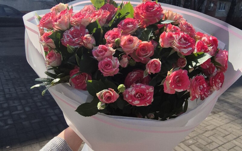 Букет из 11 веток кустовой розы