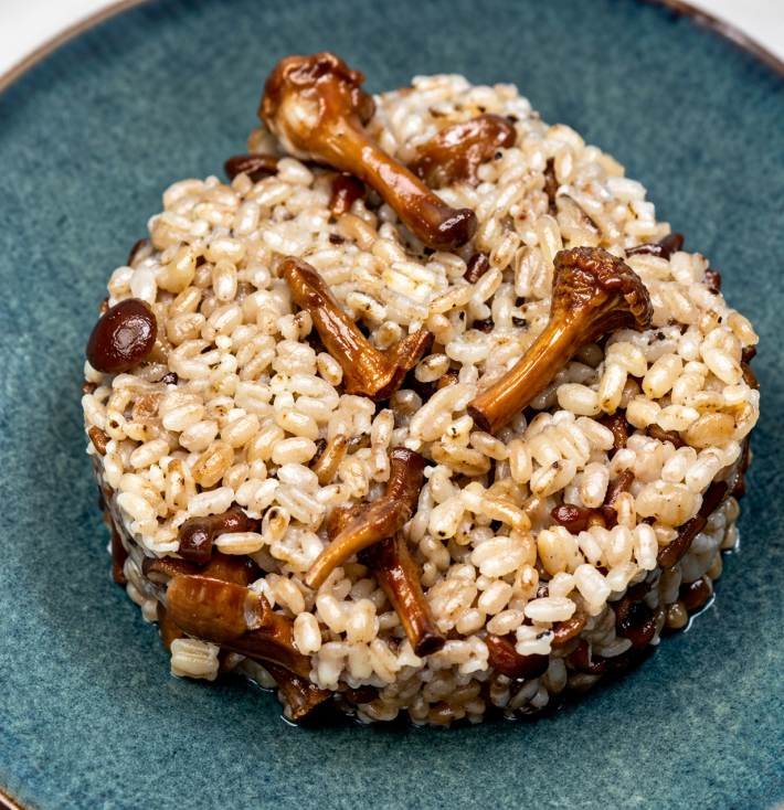 Перловка с луком и лисичками