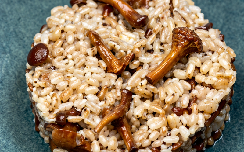 Перловка с луком и лисичками