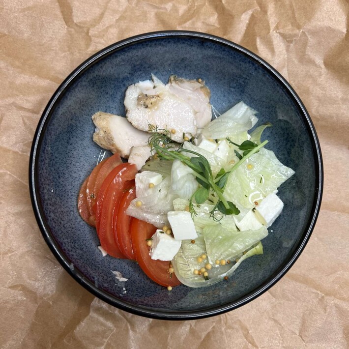 Легкий салат с брынзой и курицей с заправкой