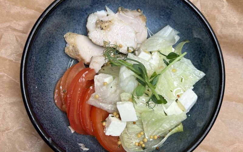 Легкий салат с брынзой и курицей с заправкой