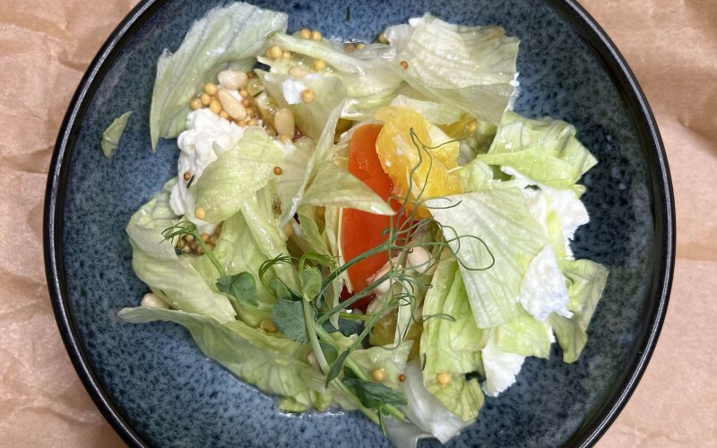 Салат зеленый с апельсинами и рикоттой