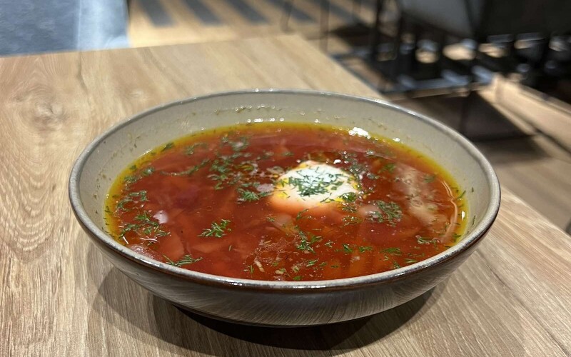 Борщ с капустой и картофелем с говядиной со сметаной